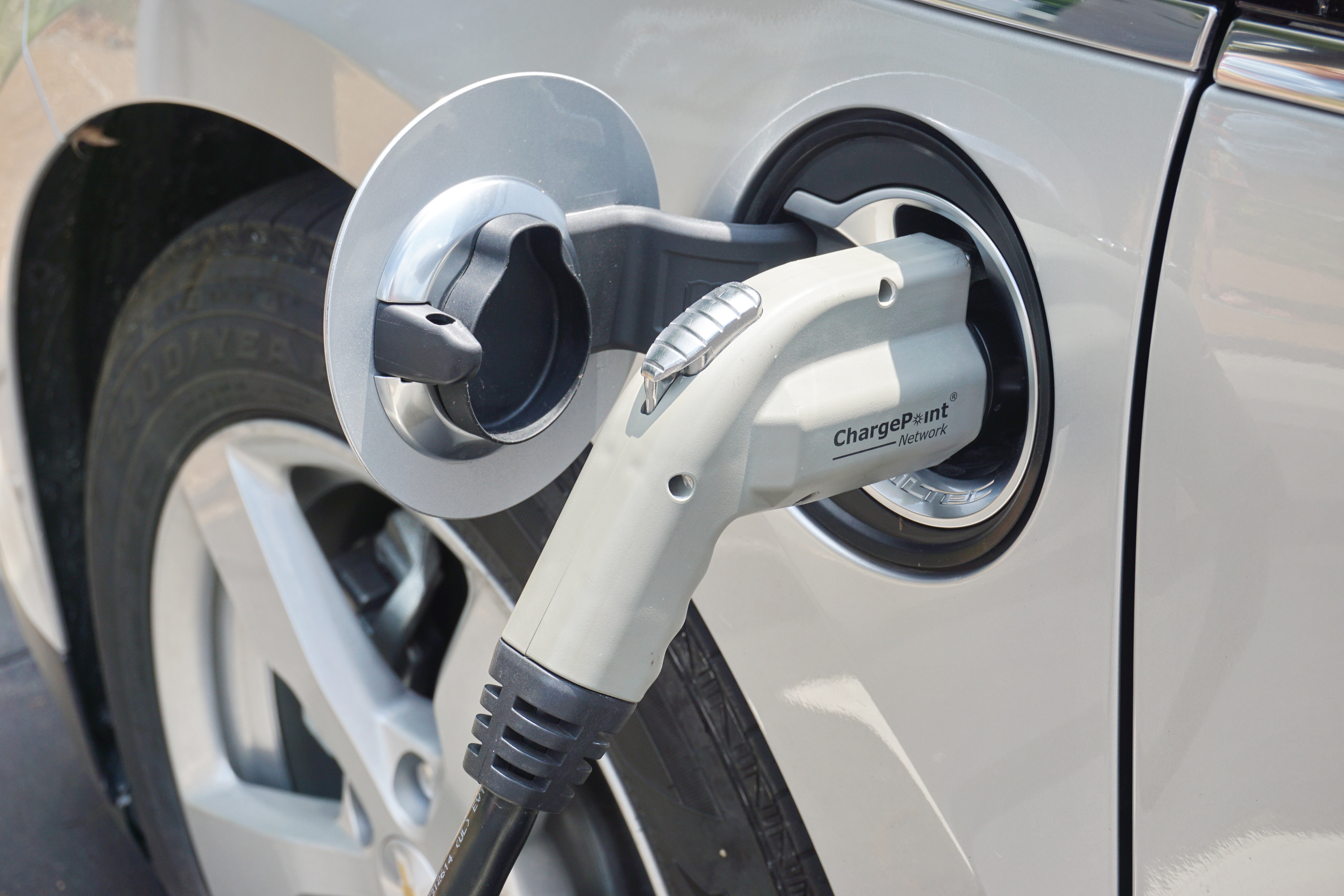 Photo of a car being charged by an Electric Vehichicle (EV) charger by Robert Linder on Unsplash