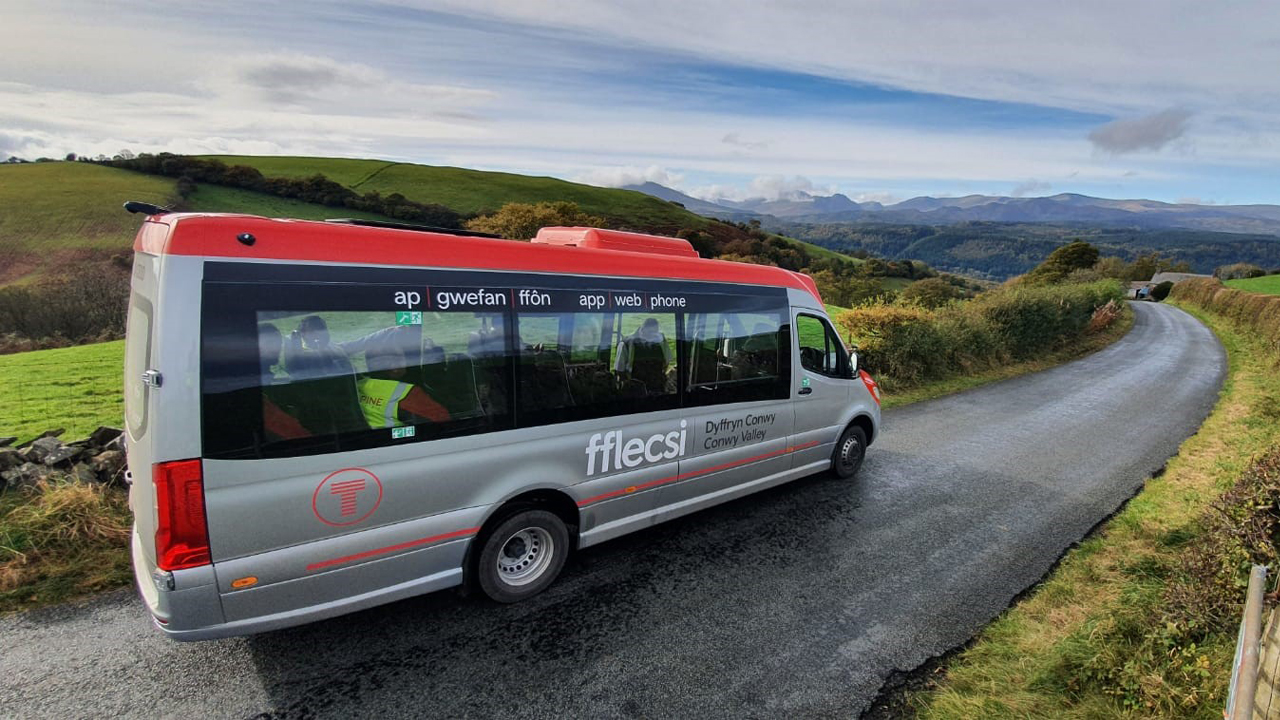 fflecsi service driving on a road