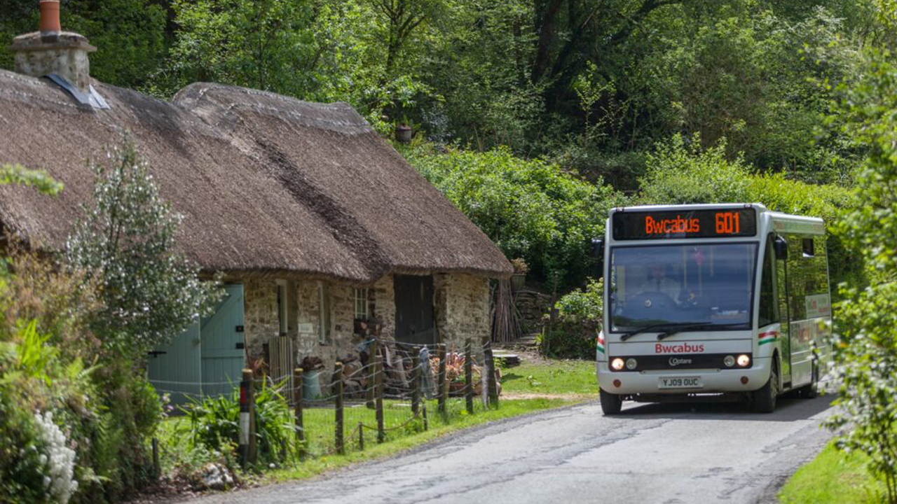 fflecsi Bwcabus driving down a road