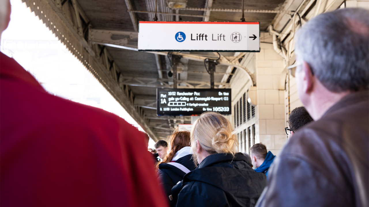 Sgriniau gwybodaeth yng Nghaerdydd Canolog | Information screens at Cardiff Central