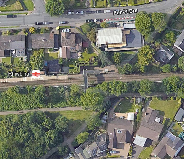Pont droed gorsaf Rhiwbeina | Rhiwbina station footbridge