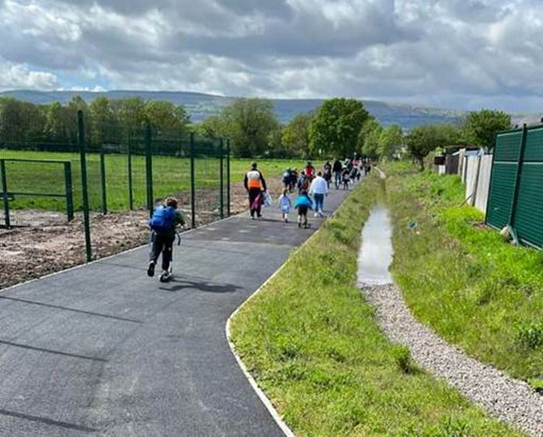 Mae plant ysgol yn defnyddio'r llwybr | School children use the path